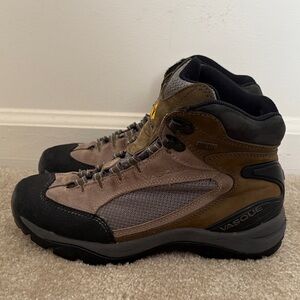 Vasque Women’s Tan and Black Hiking Boots Sz 8M